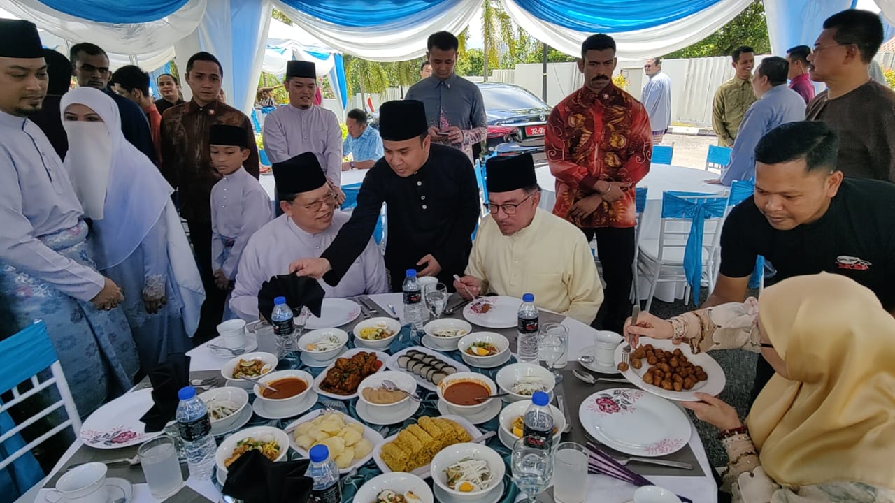 PM hadir rumah terbuka Johari, ubi kayu juadah istimewa