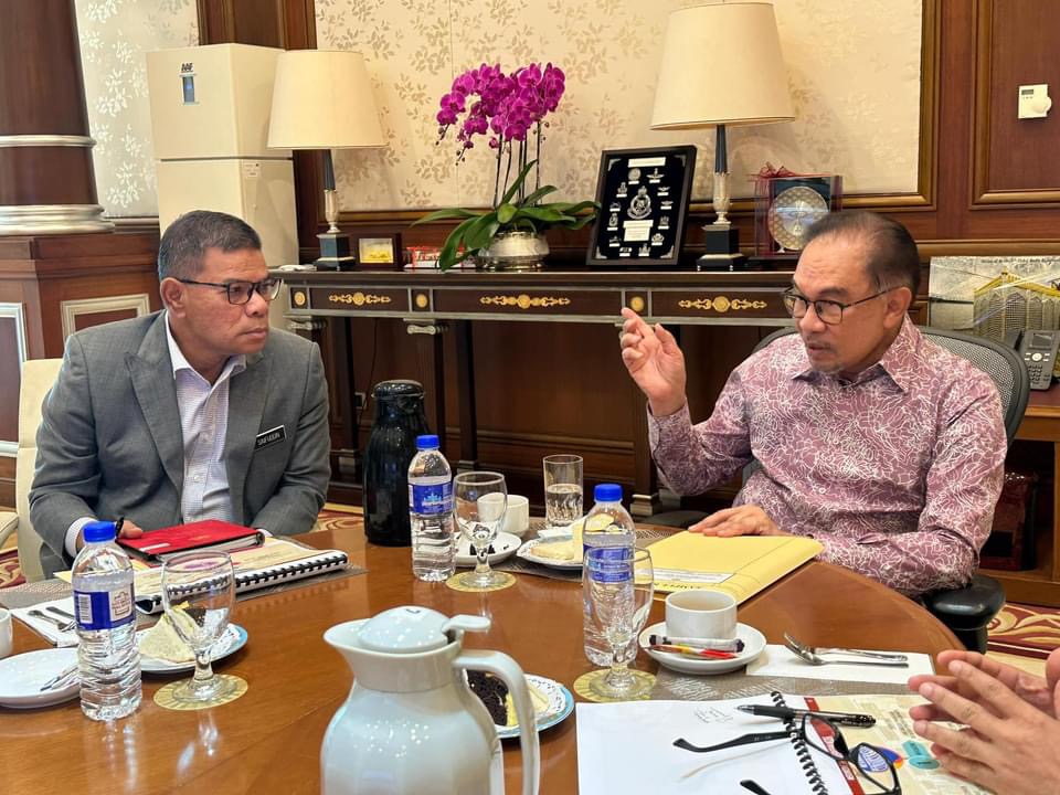 Saifuddin ketika bersama PM Anwar dalam sesi pemberian taklimat khas perjalanan dan gerak kerja MCBA baru-baru ini.foto ihsan Facebook Rasmi Saifuddin Nasution Ismail