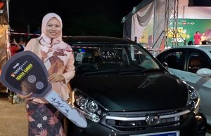 Tuah beli baju raya untuk emak ayah, wanita menang Axia