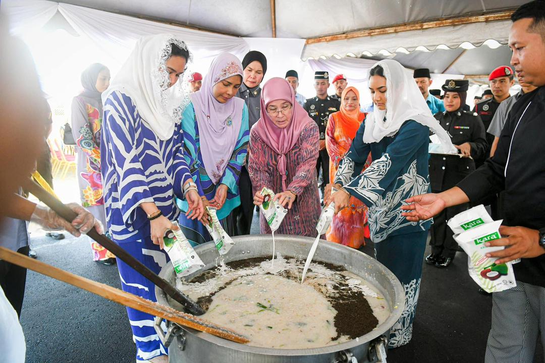 Tunku Azizah sediakan 3,000 bubur lambuk di Penjara Marang