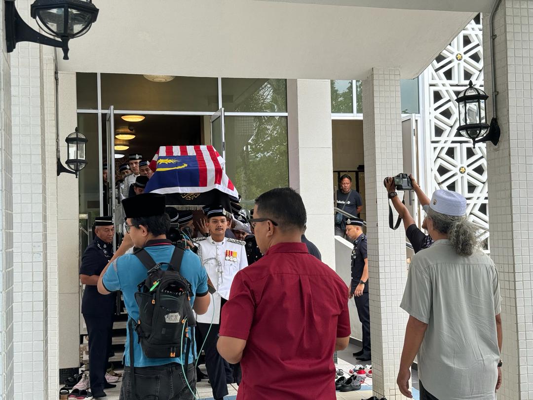 Jenazah Allahyarham Tun Hanif dibawa ke Bukit Kiara untuk dikebumikan