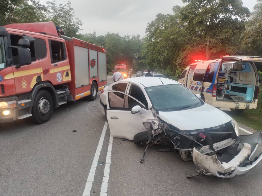 Kereta bertembung, tiga termasuk pelajar nyaris maut