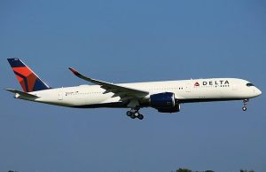 Pesawat Delta mendarat cemas selepas gelongsor terjatuh