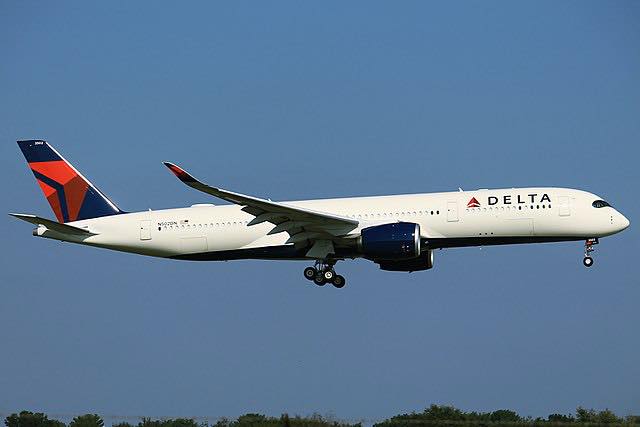 Pesawat Delta mendarat cemas selepas gelongsor terjatuh