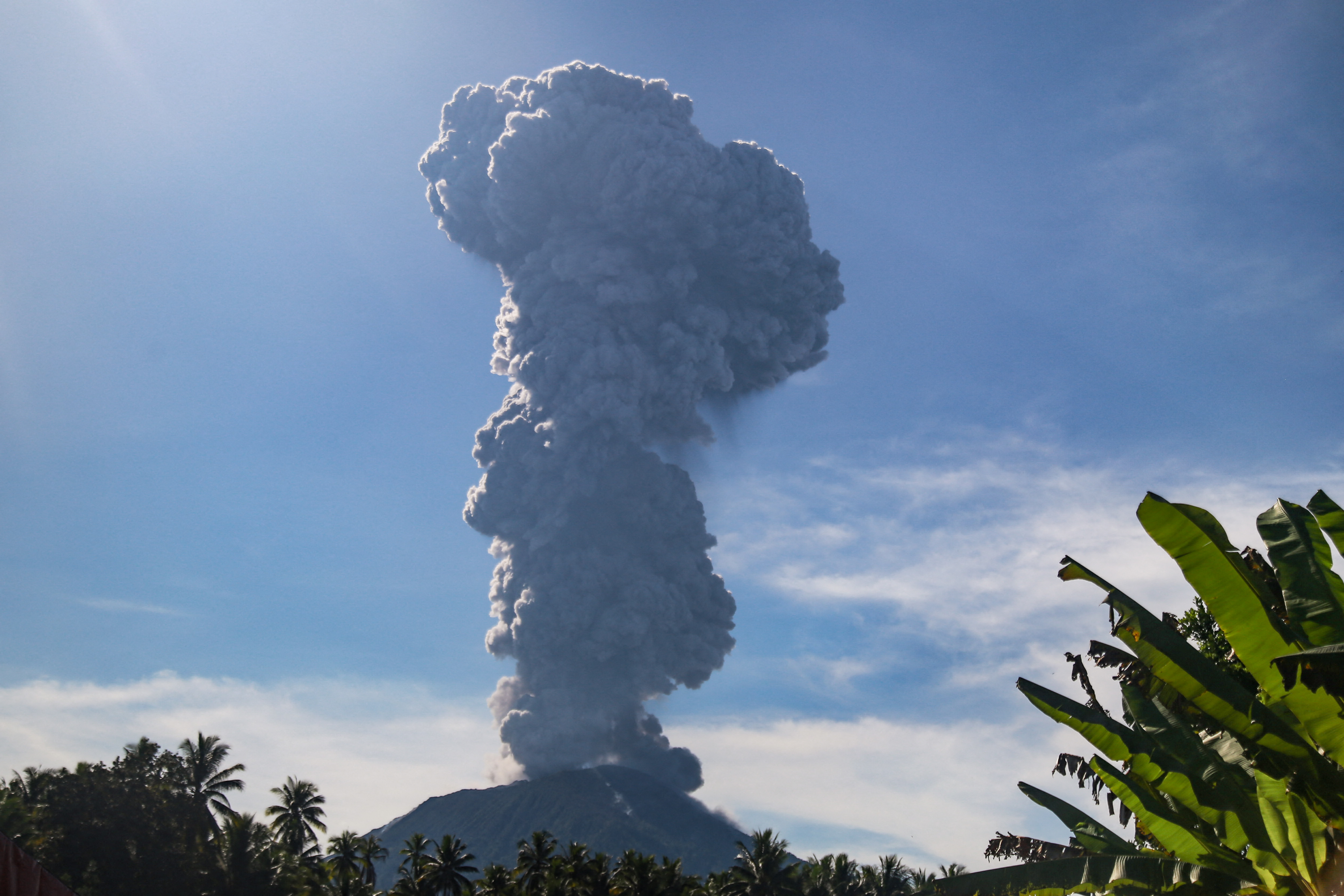 Indonesia naikkan amaran tertinggi selepas Gunung Ibu meletus