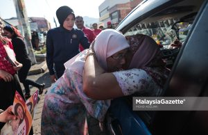 Wan Azizah Dipeluk Penduduk Tempatan #PRKKualaKubuBaharu
