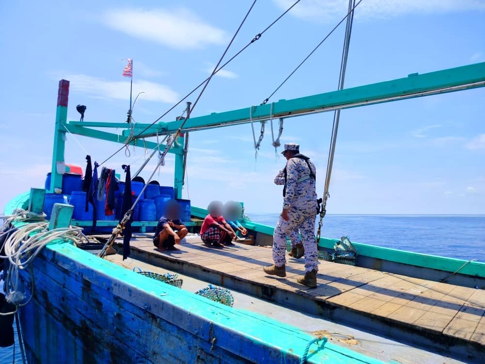 Maritim Malaysia tahan bot langgar syarat lesen tangkap hasil laut 5