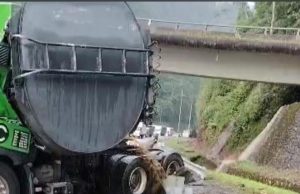 Lori muatan minyak masak terpakai terbabas