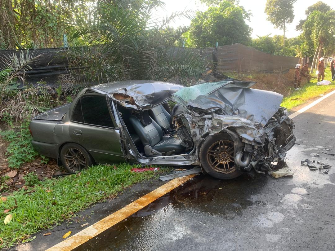 Pelajar temui ajal kereta bertembung lori dedak