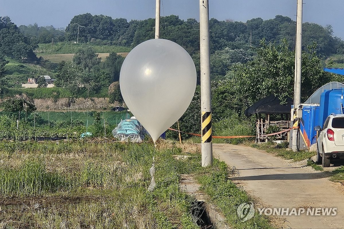Belon berisi sampah mendarat di pejabat Presiden Korea Selatan