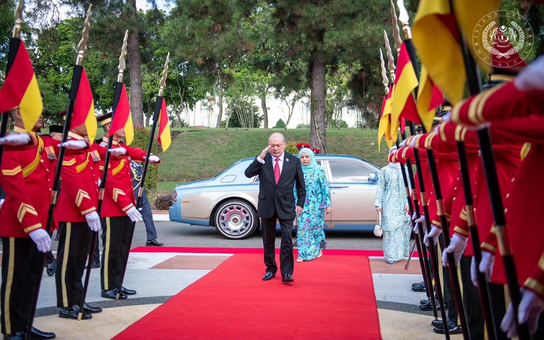 Agong, Raja Permaisuri tiba di Singapura untuk lawatan negara sulung
