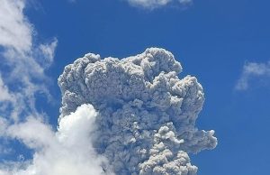 Gunung Ibu di Maluku Utara meletus, muntahkan abu sejauh 7 km