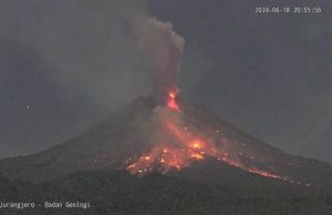 Gunung Merapi di Pulau Jawa muntahkan lava, piroklastik sejauh 1.5 kilometer