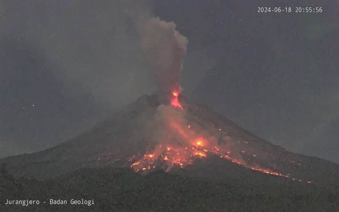 Gunung Merapi di Pulau Jawa muntahkan lava, piroklastik sejauh 1.5 kilometer