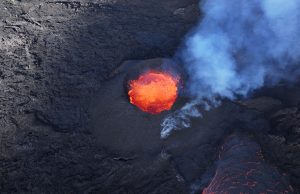 Letusan Gunung Berapi Sundhnukagigar melimpah ke bandar
