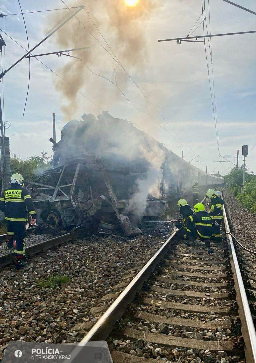 Kereta api ekspres rempuh bas , 7 maut