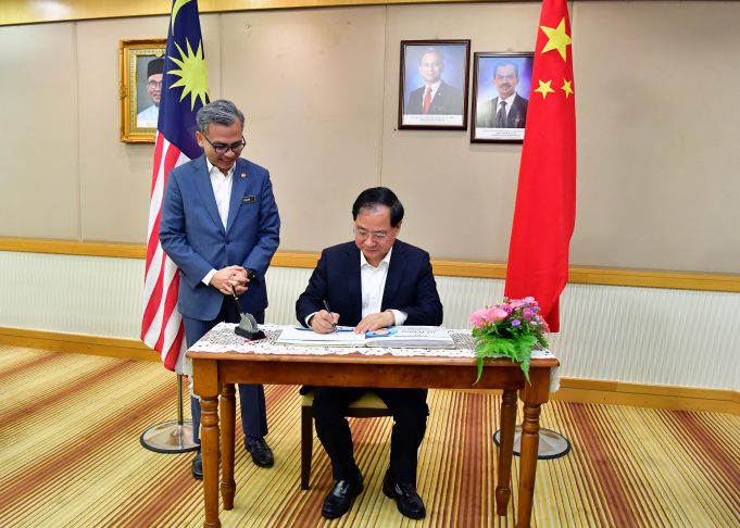 hmad Fahmi Fadzil bersama Menteri Industri dan Teknologi Maklumat China, Jin Zhuanglong.