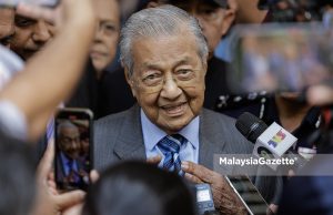Zahid bukan hero, dia hanya mahu menyelamatkan diri – Tun M
