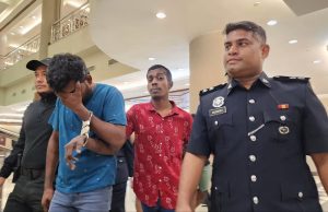 Empat rakan didakwa di Mahkamah Sesyen di sini atas pertuduhan melakukan rompakan berkumpulan dengan menyamar sebagai pegawai polis ke atas warga asing pada Mei lalu.