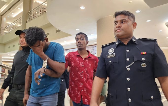 WhatsApp Image 2024-06-07 at 12.49.27 PM Empat rakan didakwa di Mahkamah Sesyen di sini atas pertuduhan melakukan rompakan berkumpulan dengan menyamar sebagai pegawai polis ke atas warga asing pada Mei lalu.