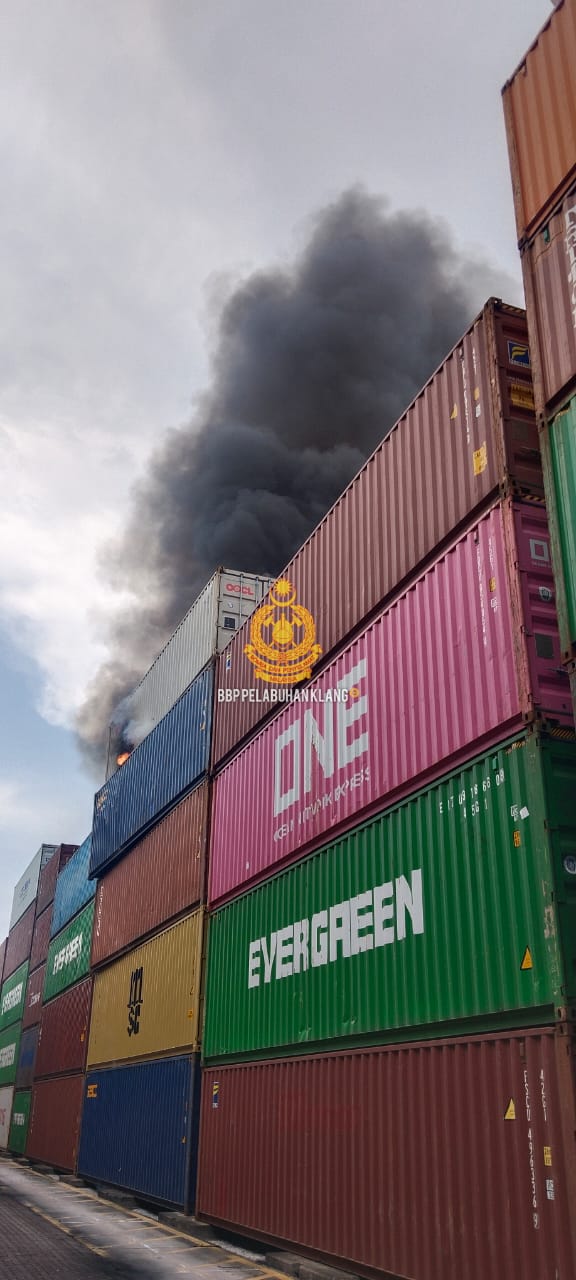 10 kontena di Westport terbakar