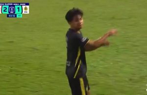 Pemain Perak buat isyarat lucah kepada penjaga garisan?