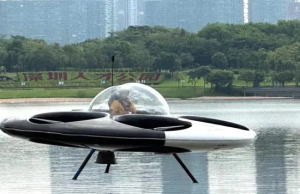 Orang ramai teruja untuk naik teksi ‘UFO’