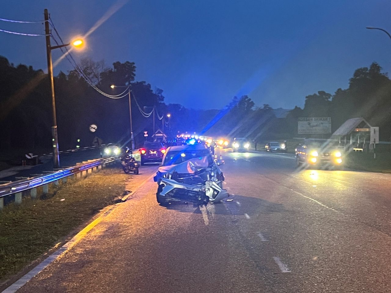 Keadaan kereta Bezza selepas melanggar dua motosikal dalam krjadian di Hulu Selangor semalam.