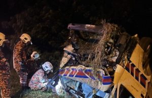 Ambulans KKM terbabas dalam parit, 2 lelaki cedera parah