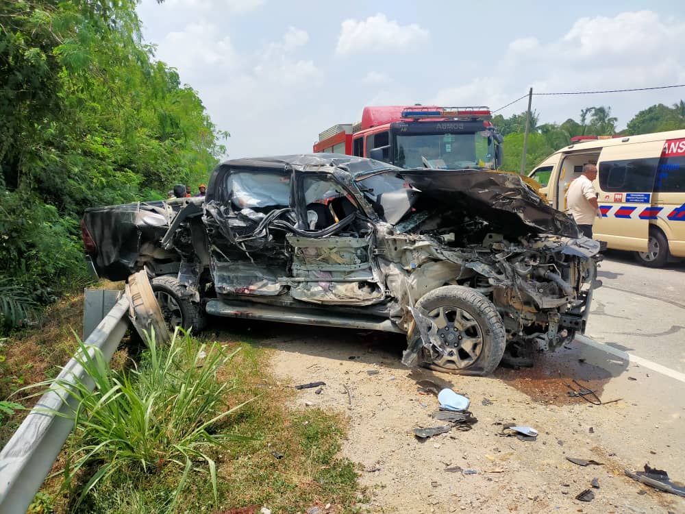 Hilux bertembung treler kontena, dua lelaki maut