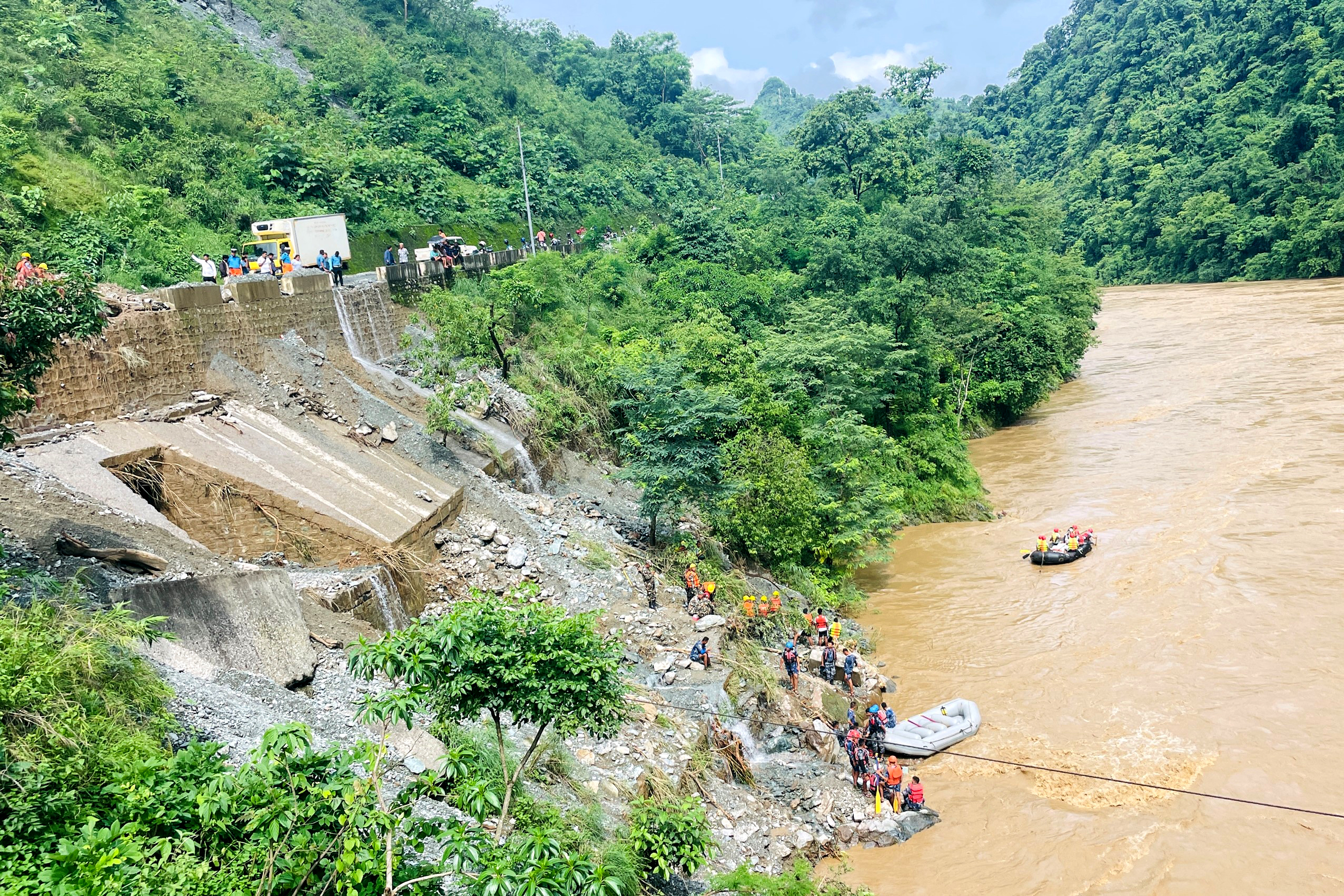 Lebih 60 hilang selepas bas hanyut ke dalam sungai di Nepal