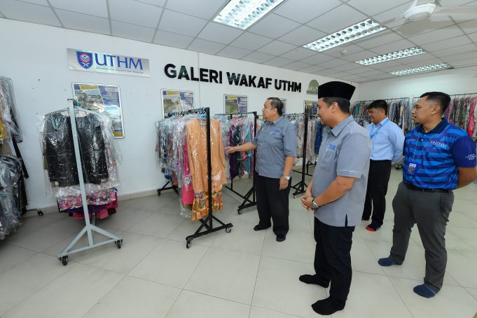 Naib Canselor (satu dari kiri) ketika pelancaran almari rahmah,ditemani Pengarah Pusat Islam (tengah)