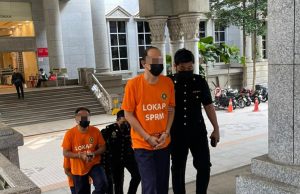 Rasuah lebih RM100 juta: Tiga individu termasuk seorang ‘Datuk’ ditahan reman