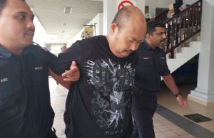 ‘Sumpah sanggup mati disambar petir saya takkan kasari isteri lagi’