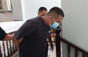Ustaz nafi peluk, pegang punggung murid perempuan