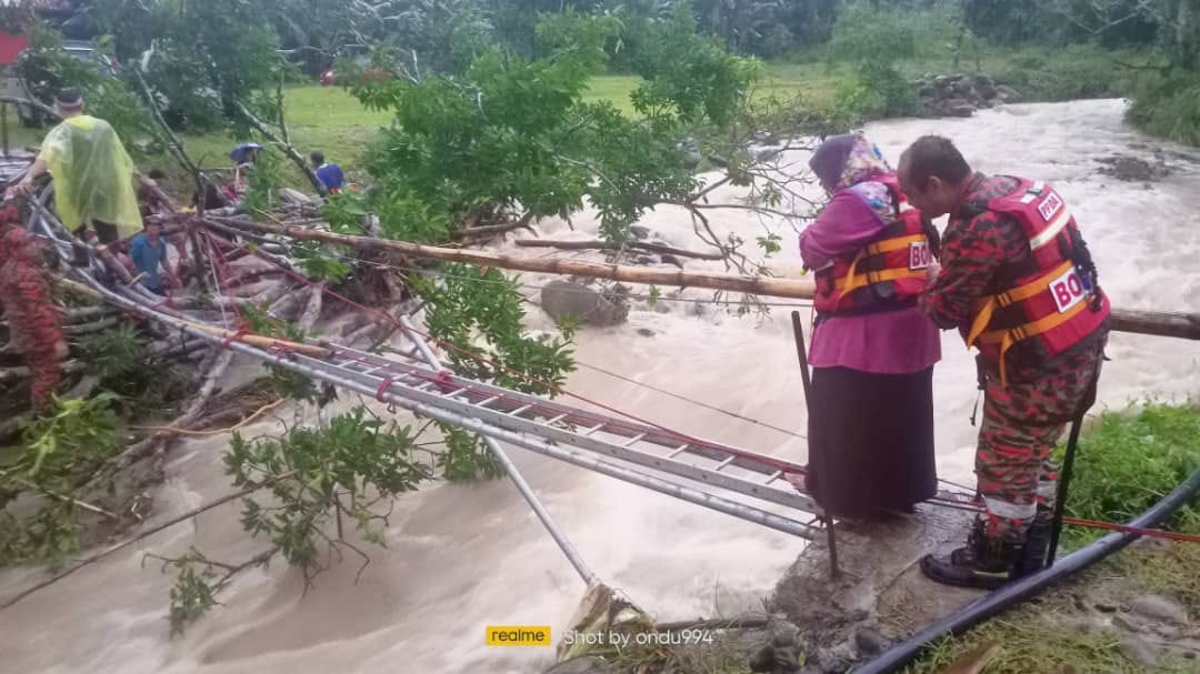 45 orang terperangkap akibat kepala air