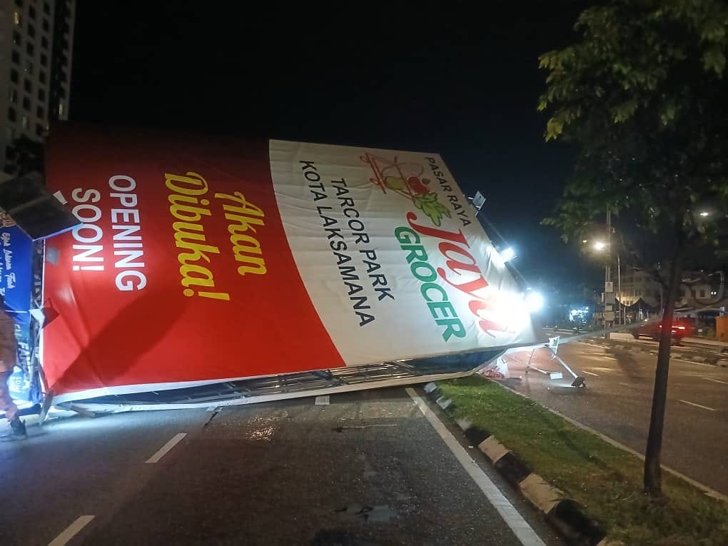 Papan iklan tumbang di Banda Hilir, Bachang tidak dilesenkan