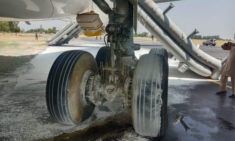 Pesawat Saudi Airlines terbakar di lapangan terbang Peshawar