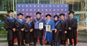 Antara pelajar-pelajar yang tamat program Professional Diploma in Fiber Optics, Network Infrastrucure & Management bersama Professor Dr Ts Adisyaputra Ibrahim (berbaju biru), pensyarah QPRO Development Center.