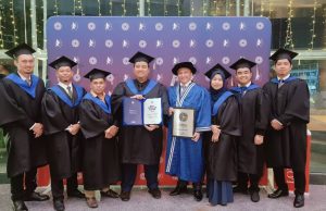 Antara pelajar-pelajar yang tamat program Professional Diploma in Fiber Optics, Network Infrastrucure & Management bersama Professor Dr Ts Adisyaputra Ibrahim (berbaju biru), pensyarah QPRO Development Center.