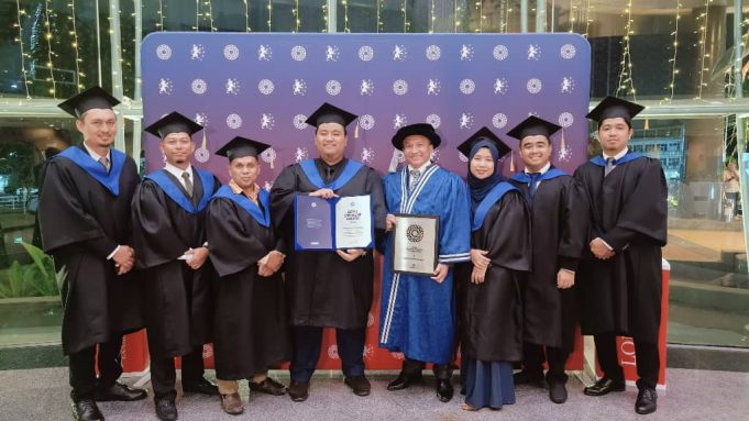 Antara pelajar-pelajar yang tamat program Professional Diploma in Fiber Optics, Network Infrastrucure & Management bersama Professor Dr Ts Adisyaputra Ibrahim (berbaju biru), pensyarah QPRO Development Center.