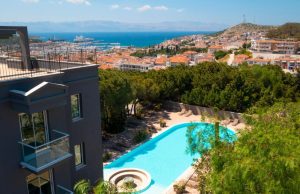 Forest fire forces evacuations in Turkish resort