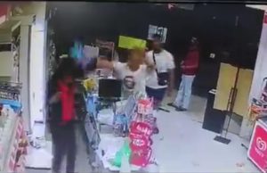Pekerja kedai serbaneka cedera dipukul dengan helmet