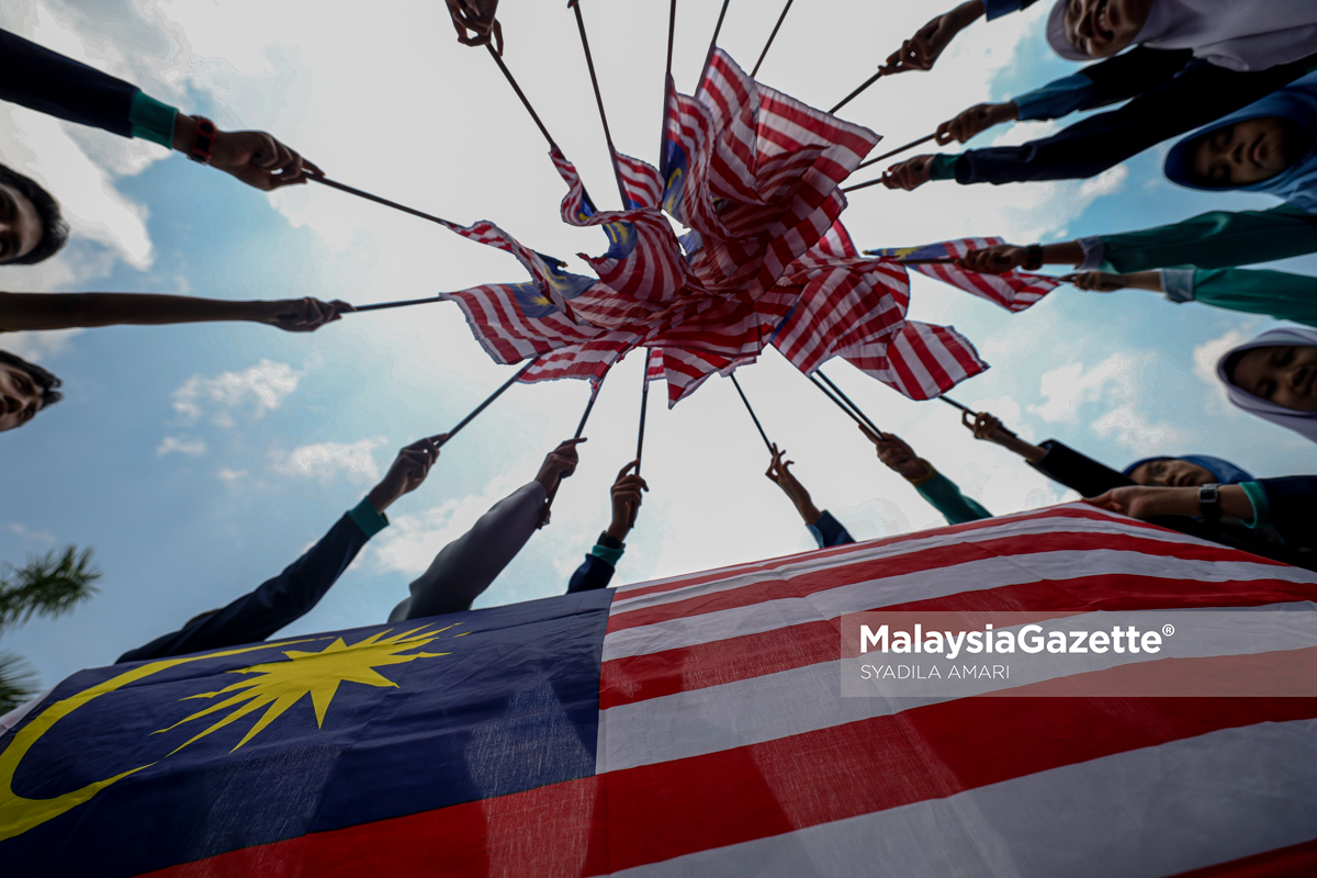 Bendera Malaysia dipasang terbalik, warga emas ditahan