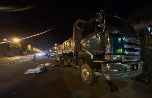 Dua maut kereta rempuh belakang lori parkir tepi jalan