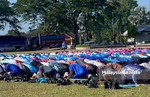 umat Islam melaksanakan solat sunat istisqa’ memohon rahmat hujan susulan cuaca panas dan kering ketika ini.