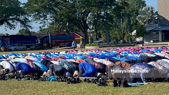 Watermark_ copy_3 umat Islam melaksanakan solat sunat istisqa’ memohon rahmat hujan susulan cuaca panas dan kering ketika ini.