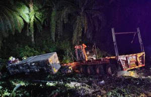 Dua warga asing maut lori bertembung treler