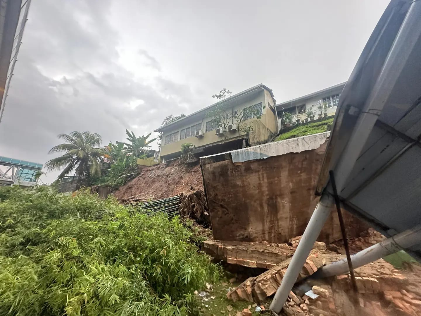 Dinding penahan tanah di Taman Bunga Raya runtuh akibat hujan lebat