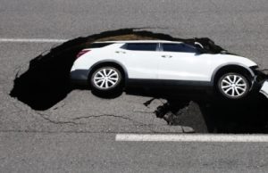Sebuah lagi kereta ‘terbenam’ dalam lubang jalan di Seoul